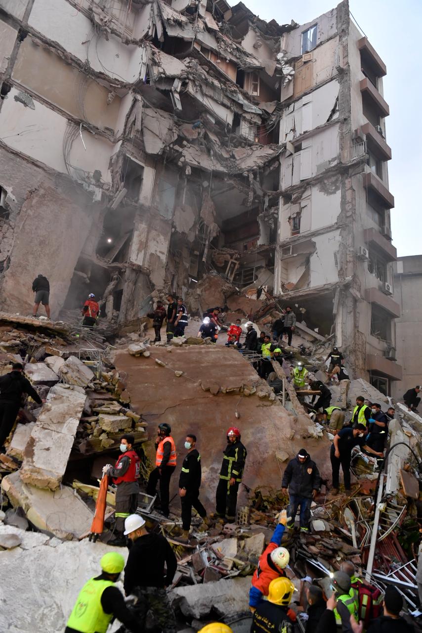 مسعفون على ركام المبنى المدمر الذي استهدفته الطائرات الإسرائيلية في تلة الخياط مساء أمس. (نبيل اسماعيل)