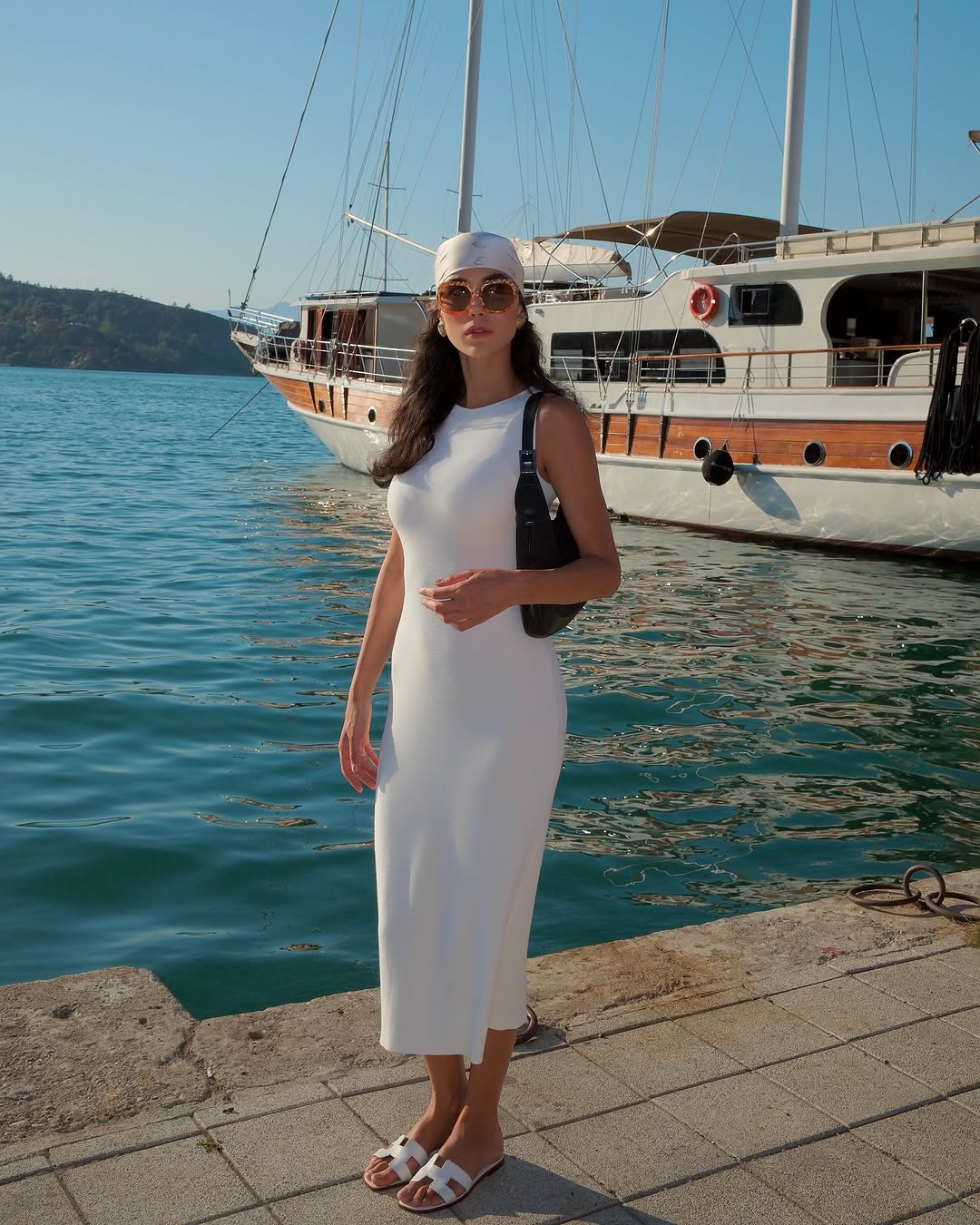 نادين عبد العزيز تعتمد موضة وشاح الرأس لأسلوب السفر المريح (إنستغرام)