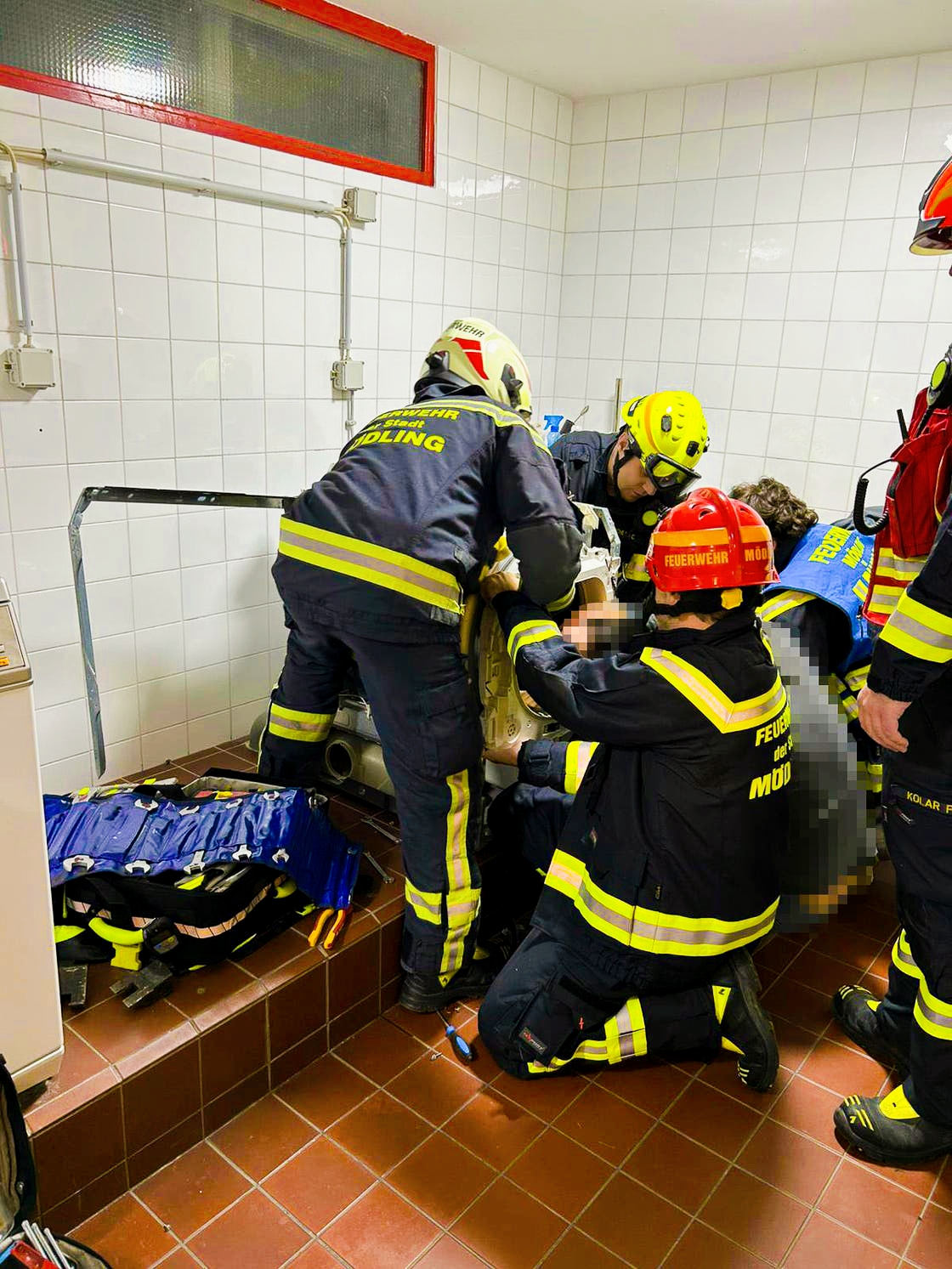 عمال الاطفاء خلال عملية إنقاذ الطفلة (إنستغرام)‏