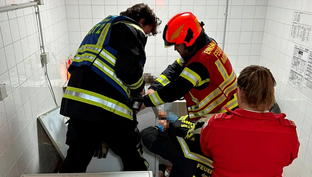 بالصور- في عملية شاقة ومعقدة... إنقاذ طفلة علِقت داخل مجفّف ‏ملابس