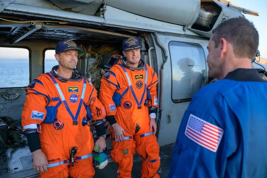 بعد هبوط الكبسولة في المحيط الهادئ يوم الجمعة قبالة سواحل كاليفورنيا (ناسا)