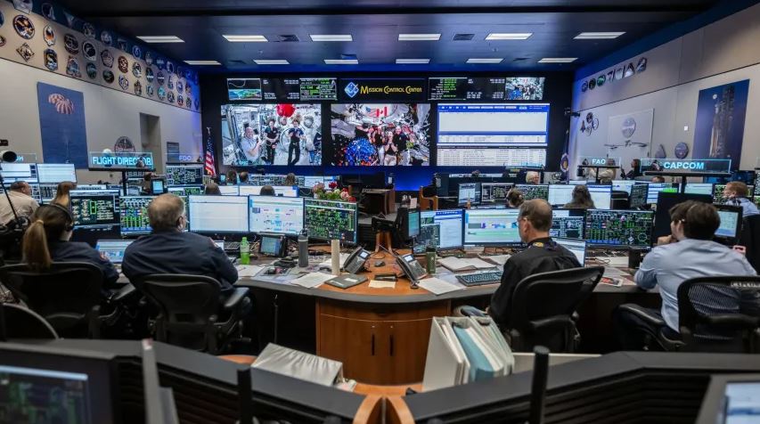 من داخل غرفة التحكم برحلات International Space Station في مركز التحكم بالمهمات التابع لـ NASA (ناسا) 