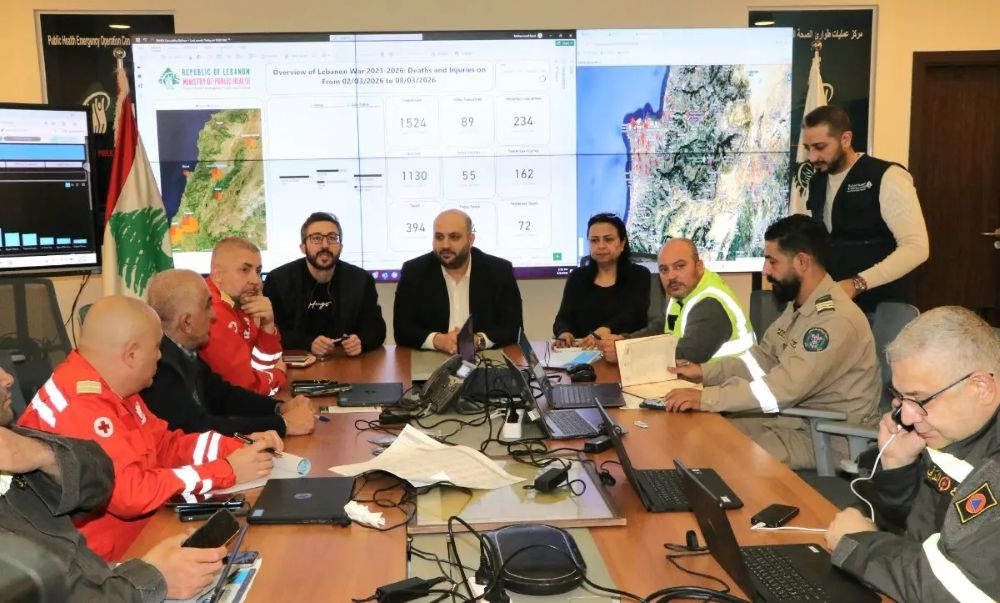 وزير الصحة ركان نصر الدين يعرض خلال مؤتمر صحافي في مركز عمليات الطوارئ الإحصائيات المحدثة لعدد الشهداء والجرحى أمس.