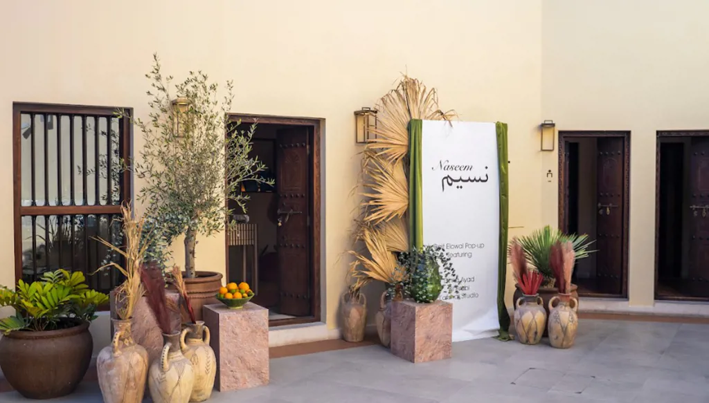 "ﺑﯿﺖ اﻟﻠﻮال" ﯾُﻄﻠﻖ "ﻧﺴﯿﻢ"- اﻟﻤﻌﺮض اﻟﺼﯿﻔﻲ ﻟﻨﺨﺒﺔ ﻣﻦ اﻟﻤﺼﻤﻤﯿﻦ