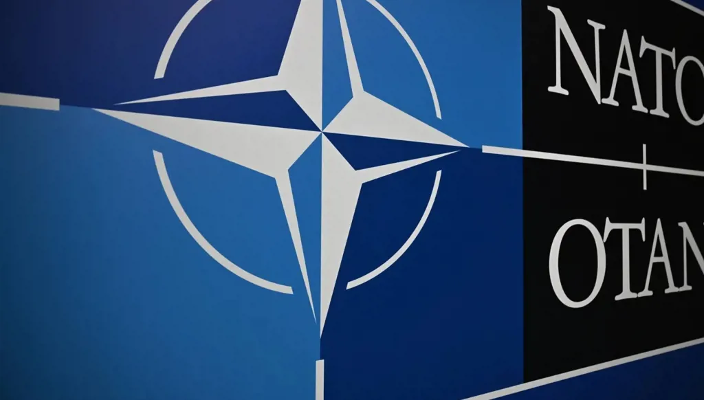 الناتو: نراقب الوضع عن كثب بعد القصف الأميركي لإيران