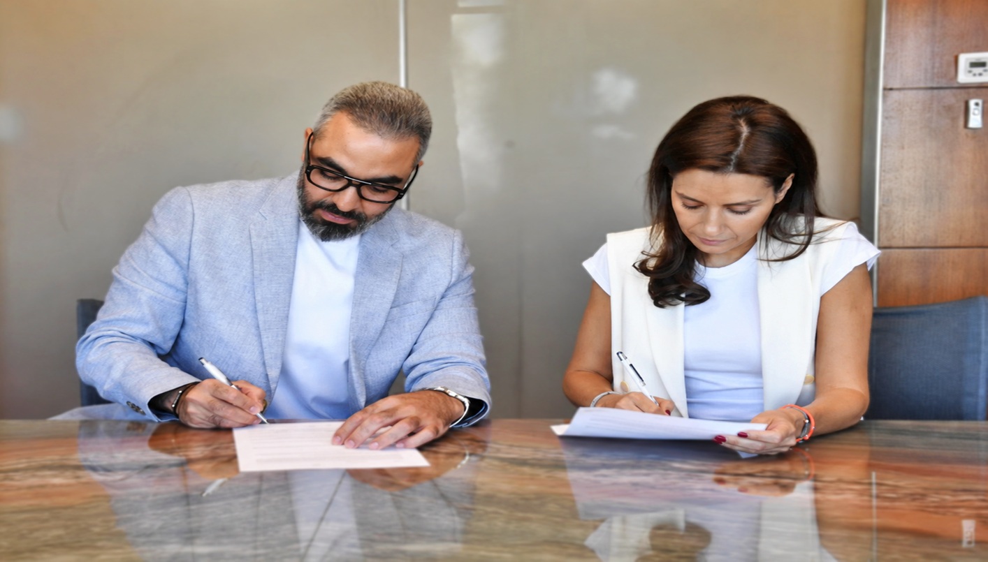 نايلة تويني وبلال كساسير خلال توقيعهما اتفاقية شراكة (النهار)