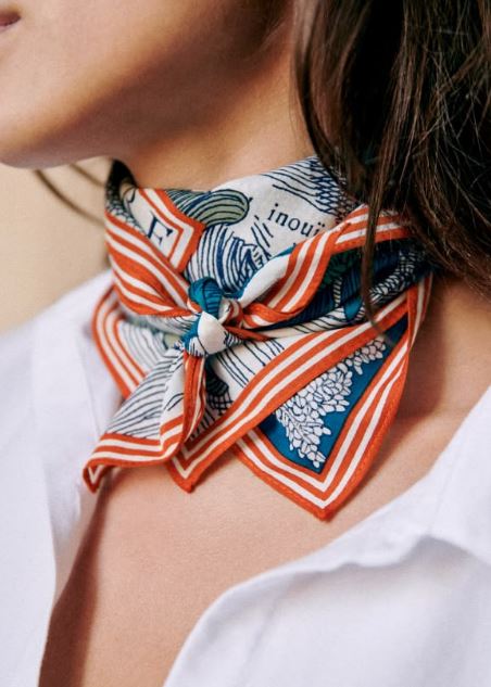 وشاح الحرير اكسسوار مميز للرقبة في صيف 2026 (Pinterest)