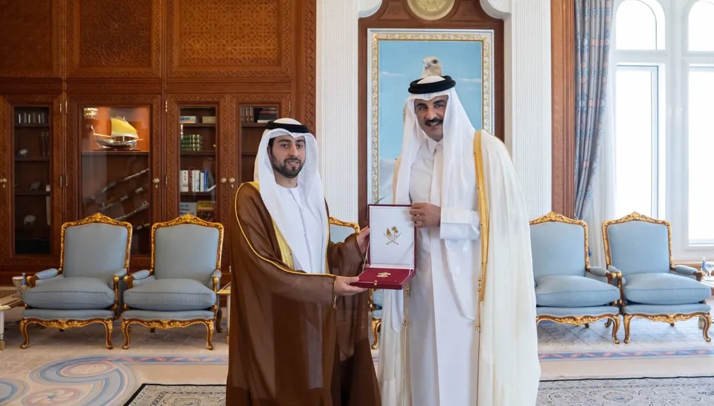أمير قطر يمنح سفير الإمارات وسام الوجبة