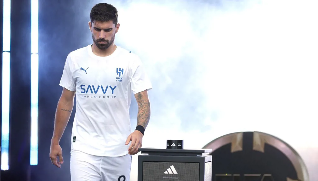 انهيار نجمي الهلال أثناء تكريم جوتا قبل لقاء فلوميننسي (فيديو)