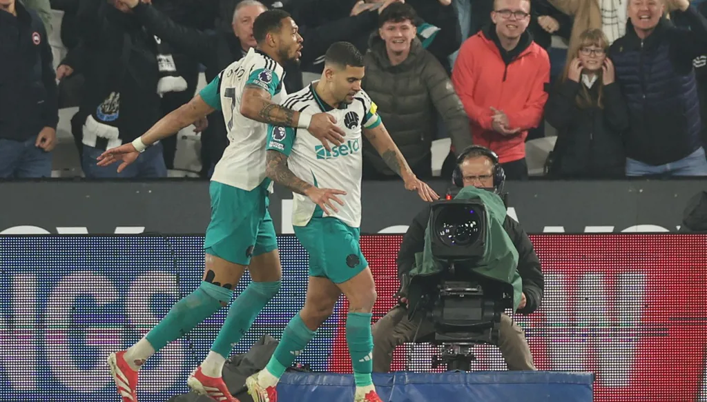 جماهير نيوكاسل تحتفل بتماثيل الماضي لصناعة تاريخ جديد في النهائي