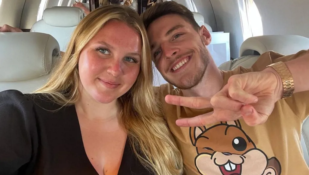 "سقوط أخلاقي" في الدوري الإنكليزي... مشجع يهين ديكلان رايس بصورة زوجته!