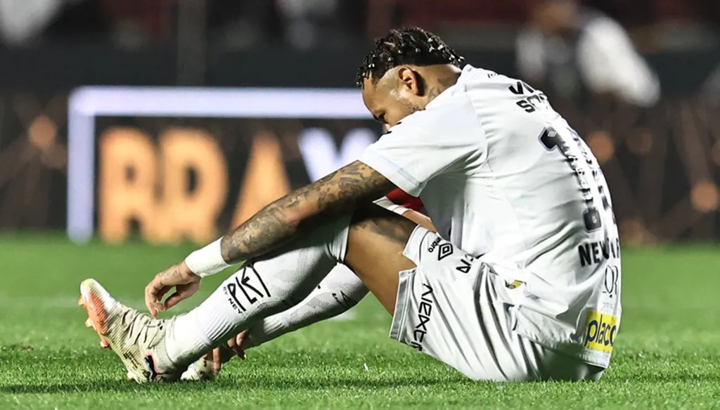 مشجع غاضب يقتحم تدريبات سانتوس ويهدد نيمار (فيديو)