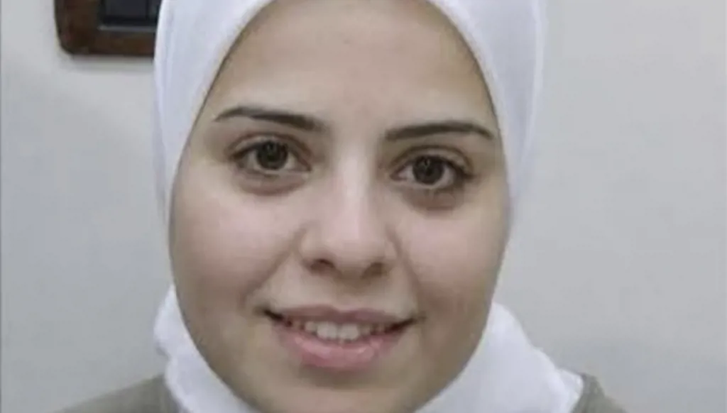 بعد 13 عاماً على اختفائها... عائلة مجدولين القاضي تواصل البحث في أرشيف المفقودين السوريين