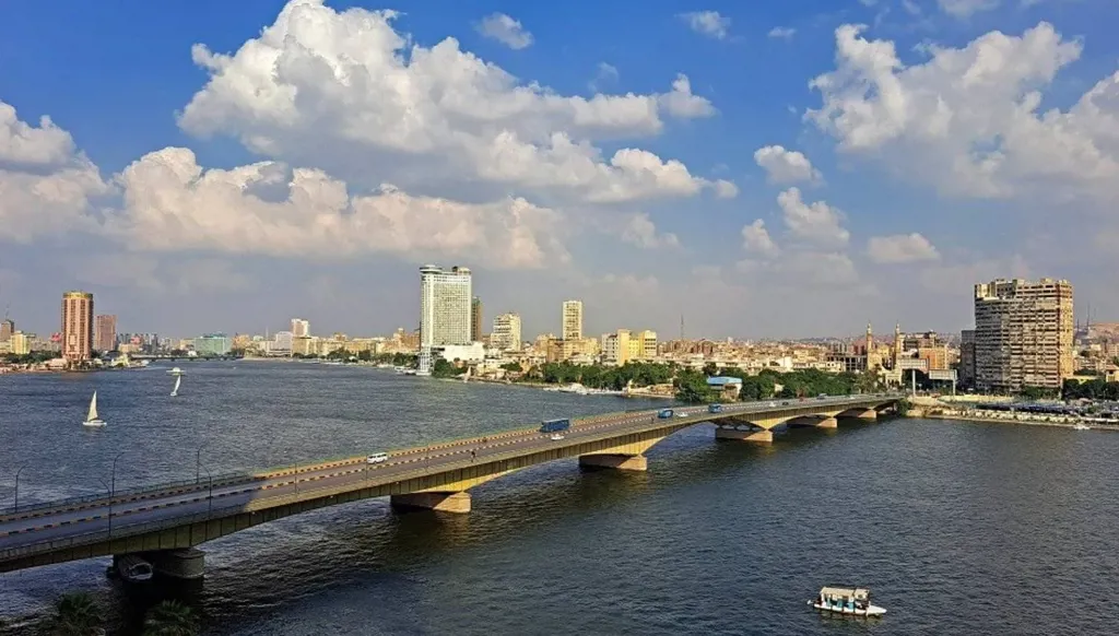 مصر تعفي مؤقتاً شحنات متجهة إلى الخليج من نظام التسجيل المسبق للبضائع