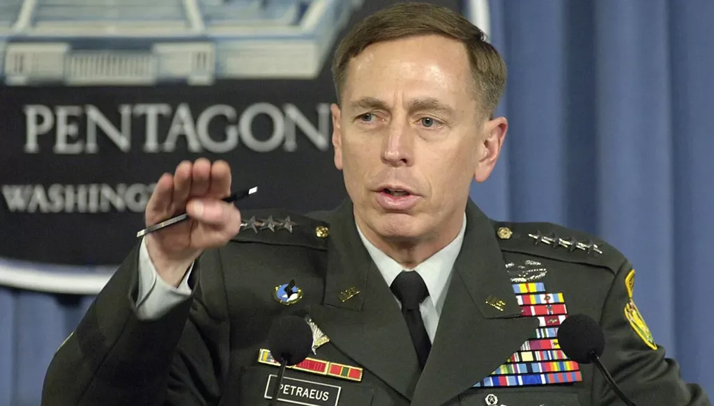 بتريوس: الإمارات أحسنت بالتّصدي للمسيّرات الإيرانيّة