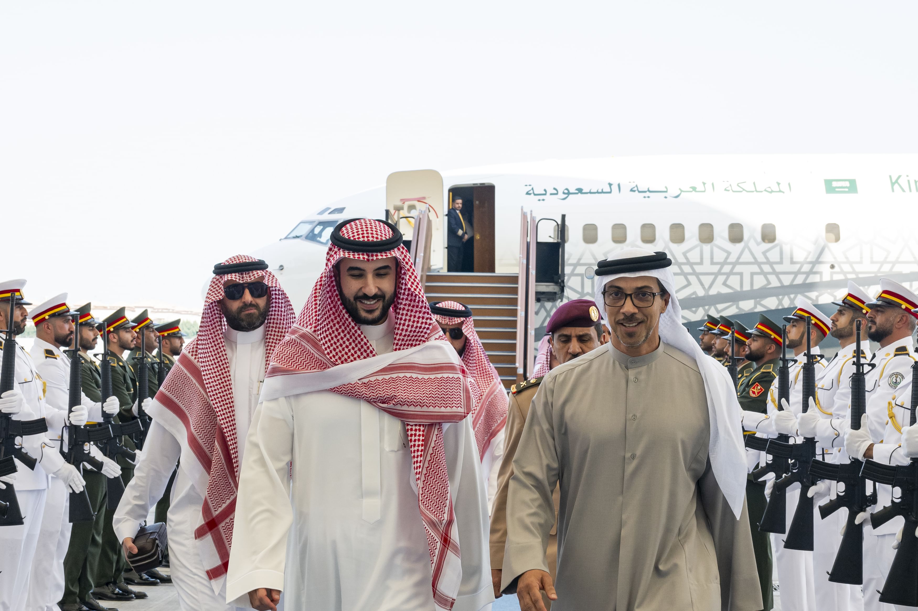 نائب الرئيس الإماراتي خلال استقباله وزير الدفاع السعودي في مطار البطين (وام)