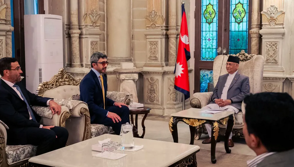 عبدالله بن زايد يلتقي رئيس وزراء نيبال في كاتماندو