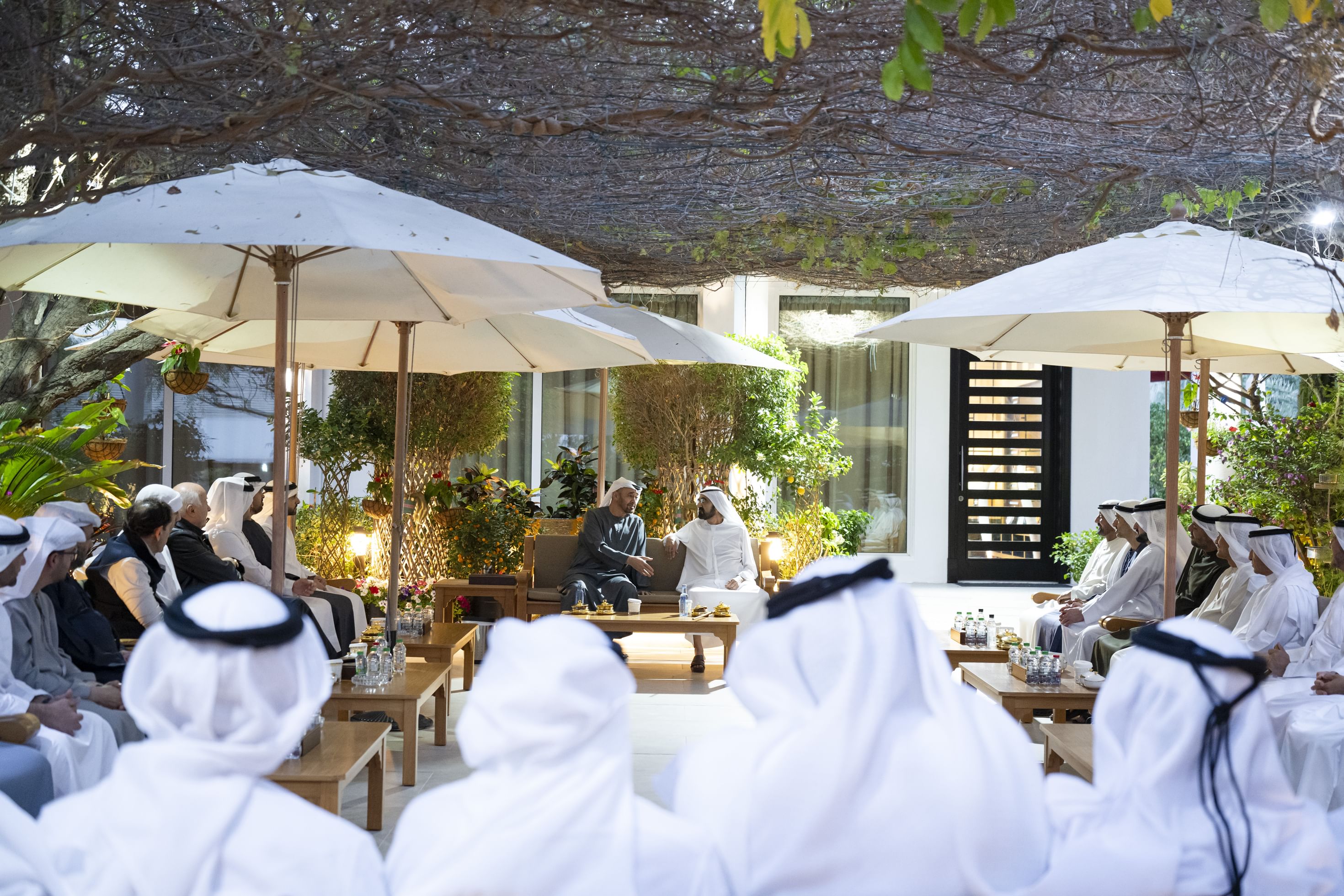 خلال اللقاء في استراحة المرموم (وام)