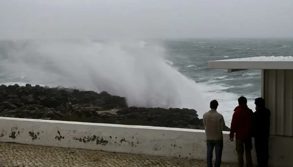 بالفيديو... مصرع شخصين في فيضان بالبرتغال