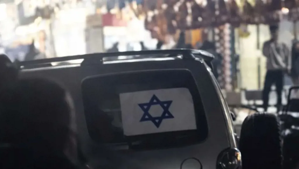 بالفيديو... سيارة تحمل علم إسرائيل تدهس المارّة في مصر