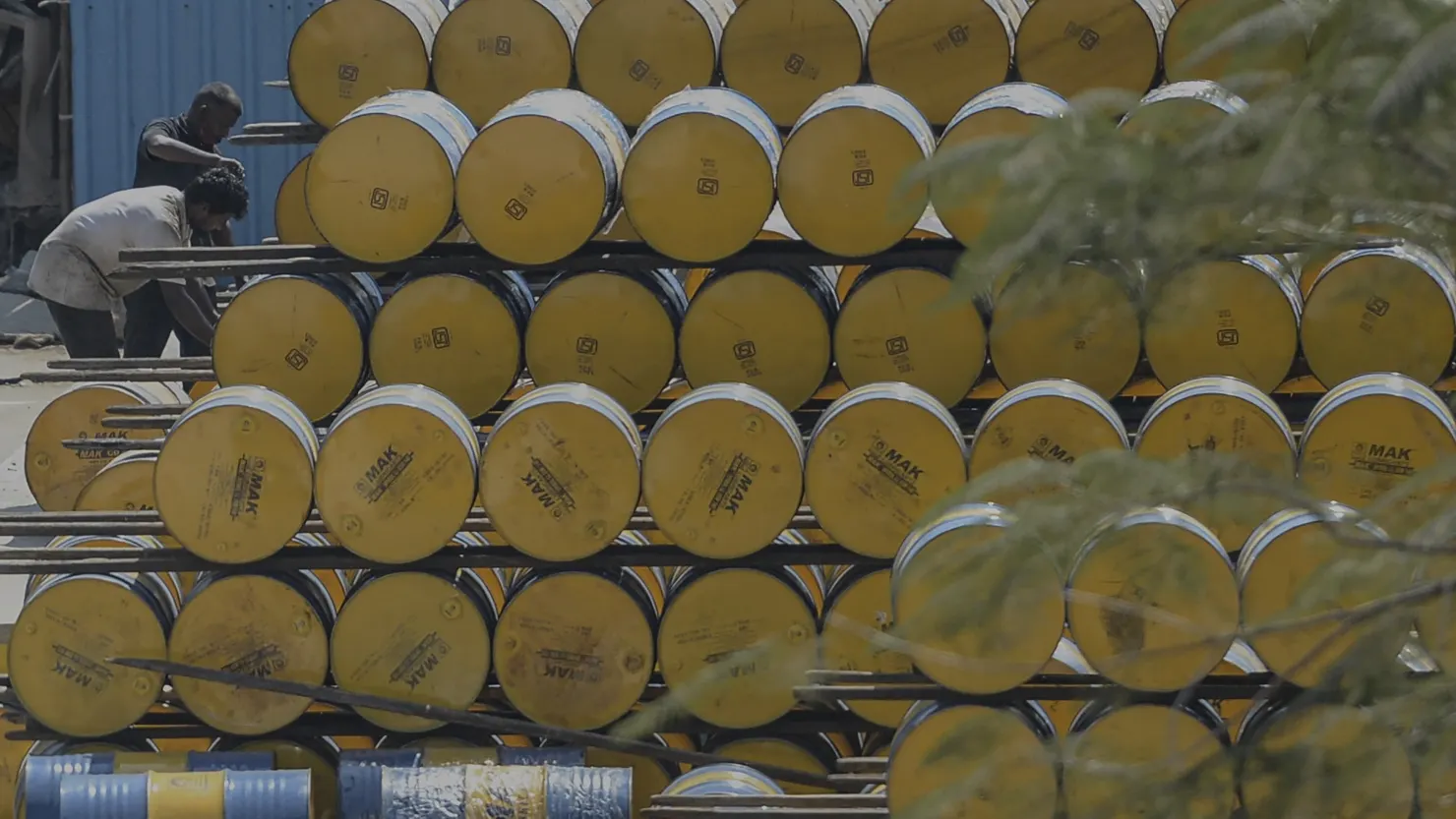 برميل من النفط الخام مكدسة في مستودع (أ ف ب)