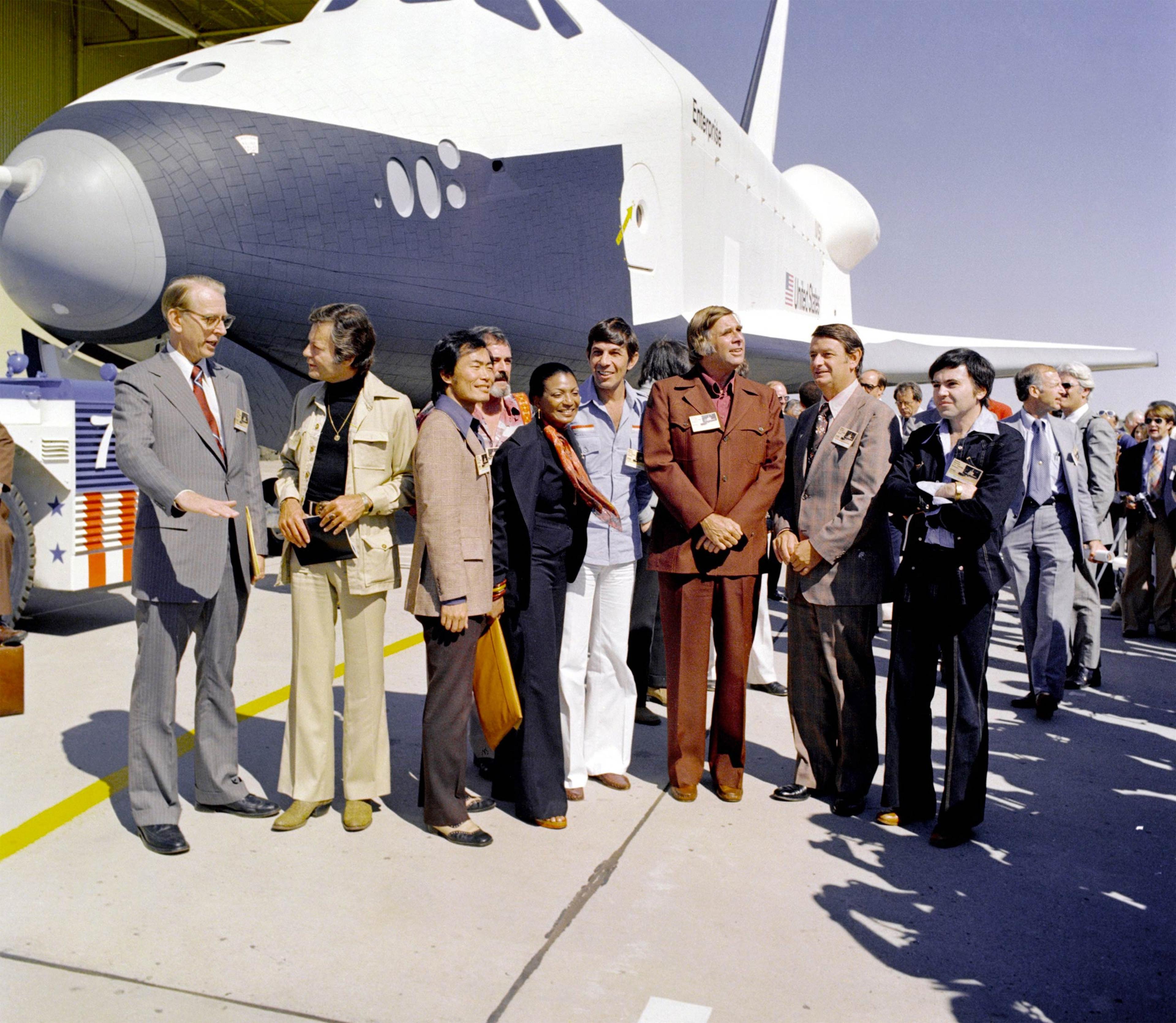 والتر كونيغ، أقصى اليمين، إلى جانب نجوم Star Trek خلال الكشف عن مكوك الفضاء إنتربرايز عام 1976. (NASA)