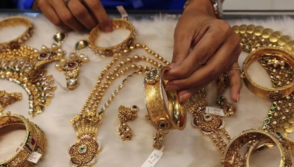 مع ترقّب لمحادثات إسلام آباد... الذهب يتراجع