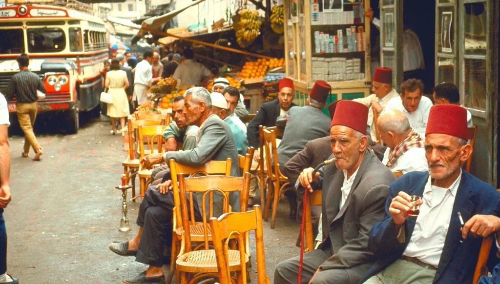 المقهى كمسرح للسياسة والهوية في بيروت الخمسينيات والسبعينيات