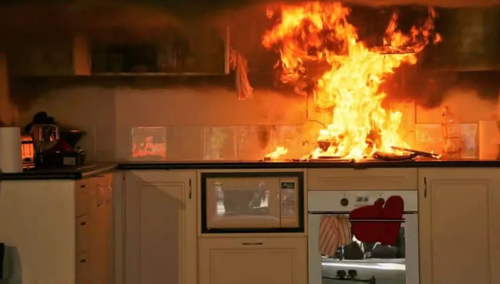 بسبب خلافات مع زوجته... أشعَل النار في منزله!