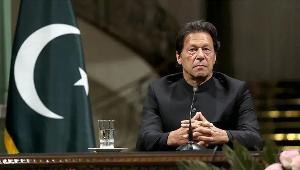 حزب عمران خان يتهم الحكومة الباكستانية بازدراء المحكمة