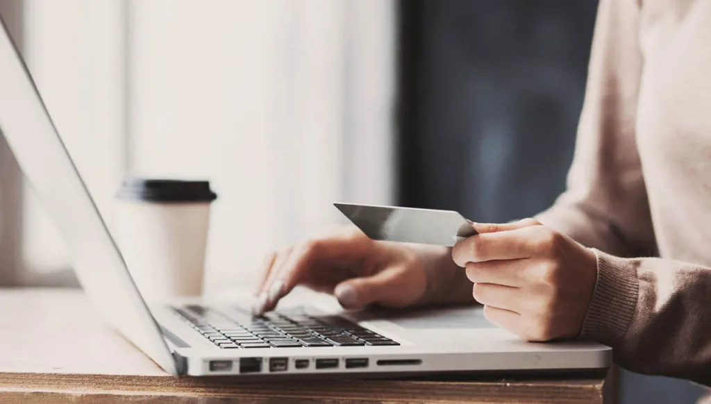 التّجارة الإلكترونيّة في لبنان: تسويق منتجات لا تنظيم ولا ثقة لدى الشاري وسط منافسة شرسة