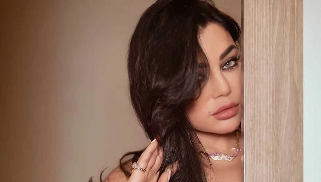 هيفاء وهبي تتألق بالأرجواني البرّاق ومجوهرات تشير إلى برجها الفلكي