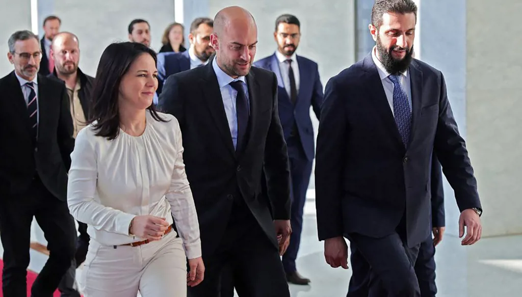 وزيرة خارجيّة ألمانيا أنالينا بيربوك بزيّها البسيط تحمل رسالة دبلوماسيّة قويّة (صور وفيديو)