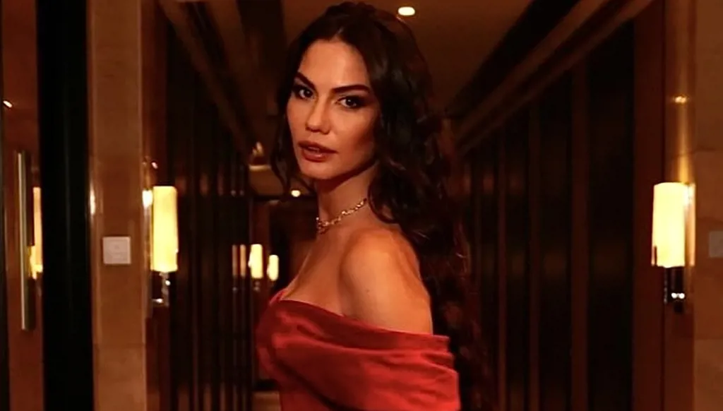 ديميت أوزدمير تشبه سندريلا وإنما باللون الأحمر في ضيافة (صور وفيديو)