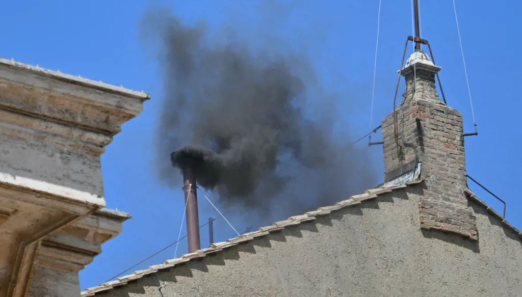 اليوم الثاني من انتخاب البابا... دخان أسود في الجولة الأولى