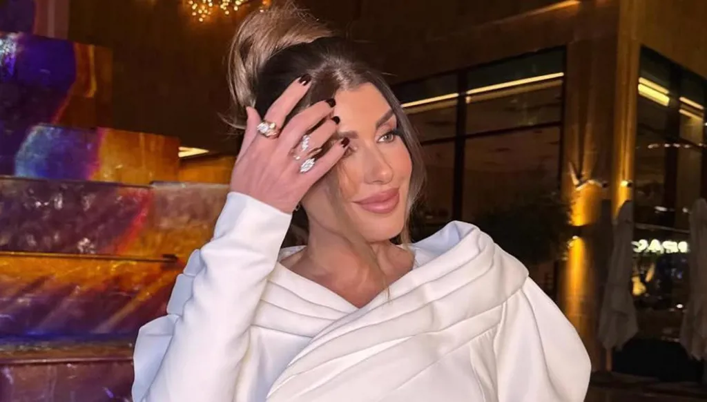 ريتا حرب تتألّق بتصميمين لافتين في معرض "أنا عربية" حملا توقيع نجا سعادة (صور وفيديو)