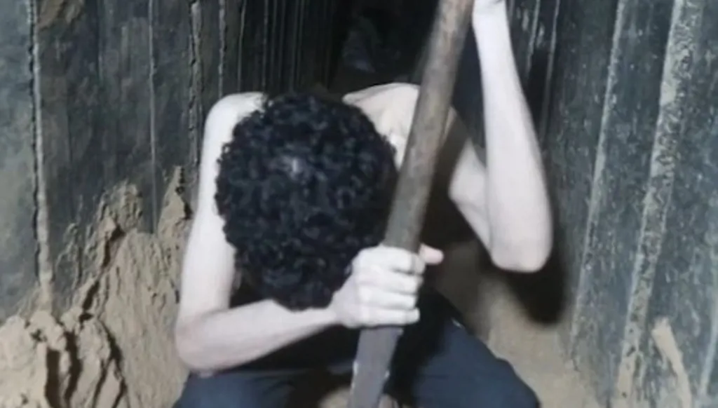 عائلة رهينة إسرائيلي تندد باستخدامه من قبل حماس في حملة "دعائية"