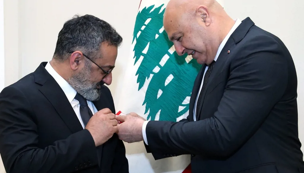 "وسام الاستحقاق" من جوزف عون لجورج خباز (صور)