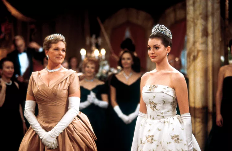 جولي أندروز وآن هاثاواي في فيلم The Princess Diaries (Alamy). 