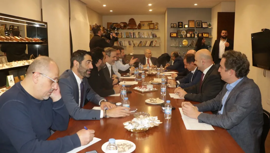 تأييد جنبلاطي لعون وبري يثير التعديل الدستوري... فرنجية يتنازل "لحريري مسيحي" والمعارضة تتريّث