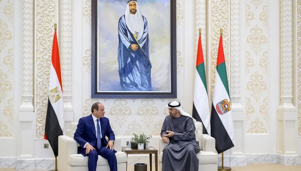 محمد بن زايد يلتقي السيسي في أبوظبي: دعم مصري لإجراءات الإمارات لحماية سيادتها