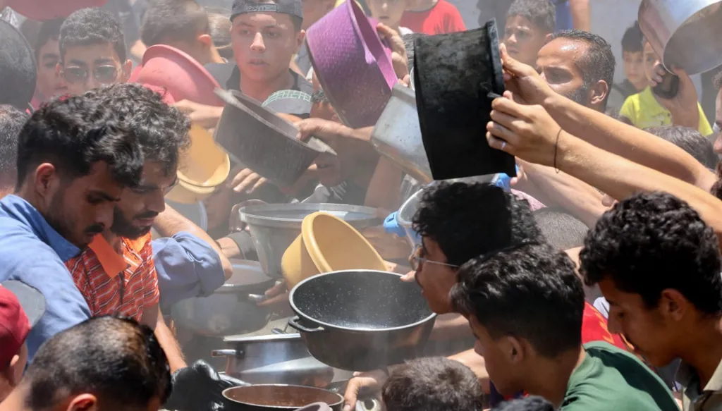 ضحايا المساعدات... مقتل 72 فلسطينياً بنيران إسرائيلية في غزة