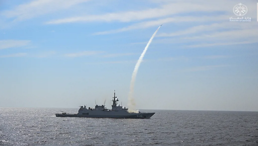ضمن تمرين "رياح السلام 2026"... البحرية السعودية والعُمانية تنفذان رماية صاروخية حيّة