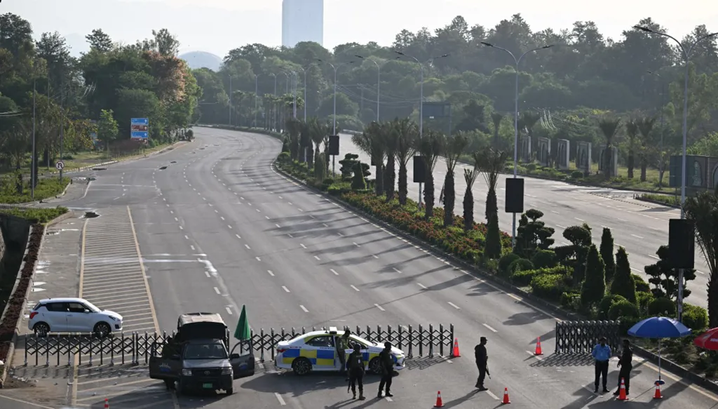 عراقجي من مسقط إلى إسلام آباد... هل تُعقد جولة مفاوضات جديدة؟