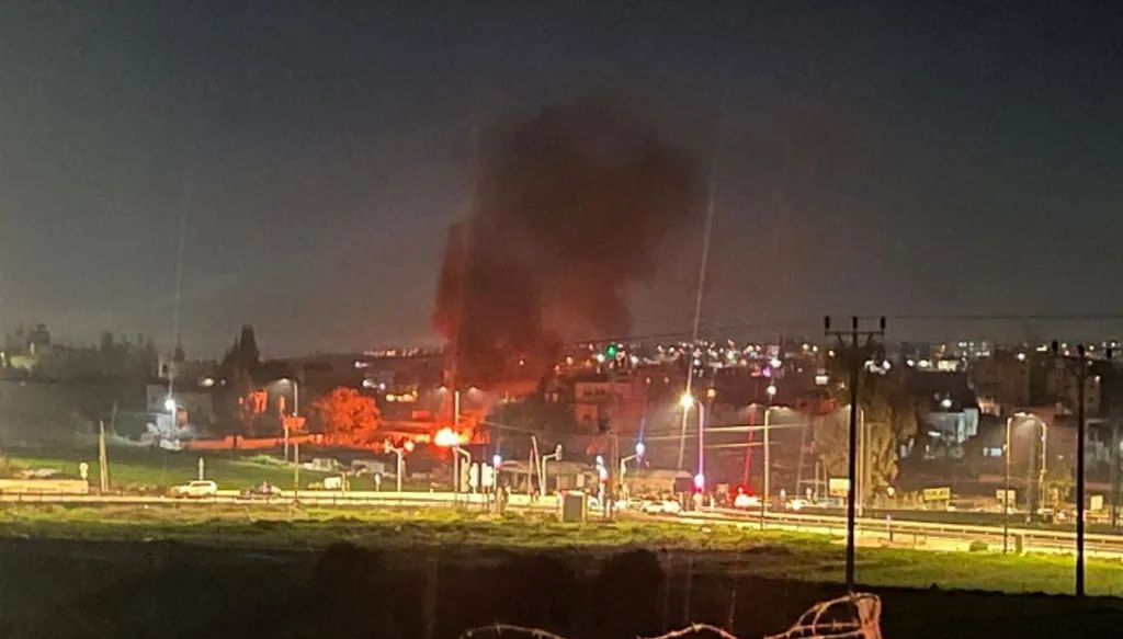 مستوطنون يحرقون منازل ومركبات شرقي قلقيلية بالضفة