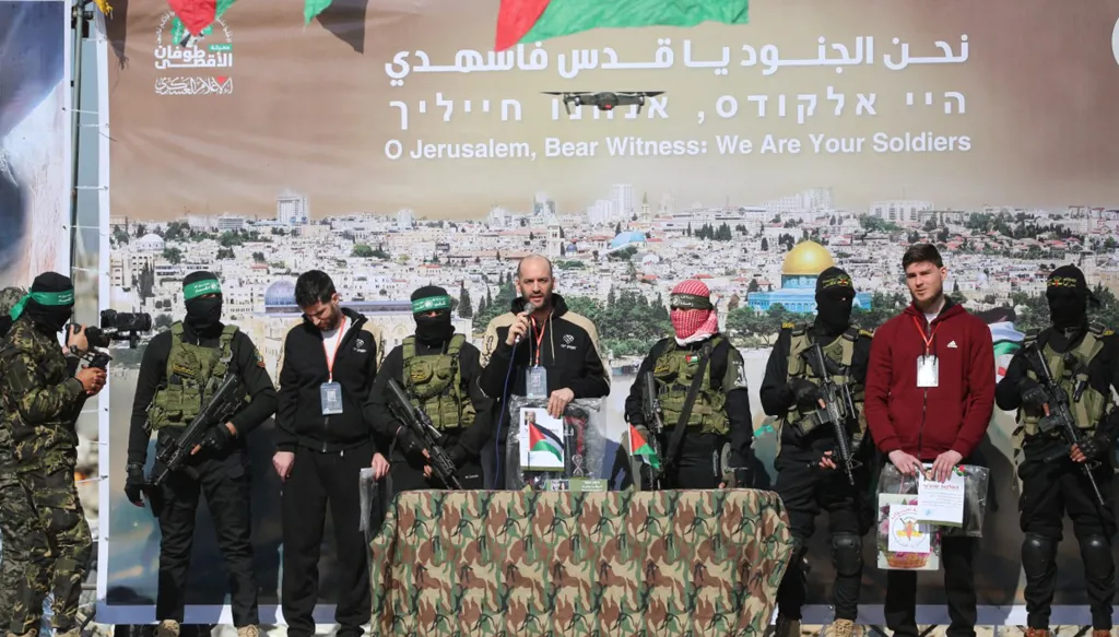 عملية التبادل السادسة... تسليم 3 رهائن إسرائيليين وبدء الإفراج عن الأسرى الفلسطينيين