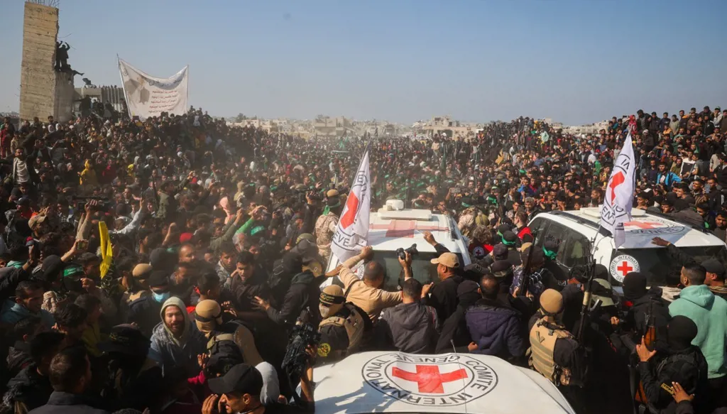 مشاهد تسليم "حماس" للرهائن تُغضب إسرائيل... إطلاق سراح 110 سجناء فلسطينيين في إطار عملية التبادل