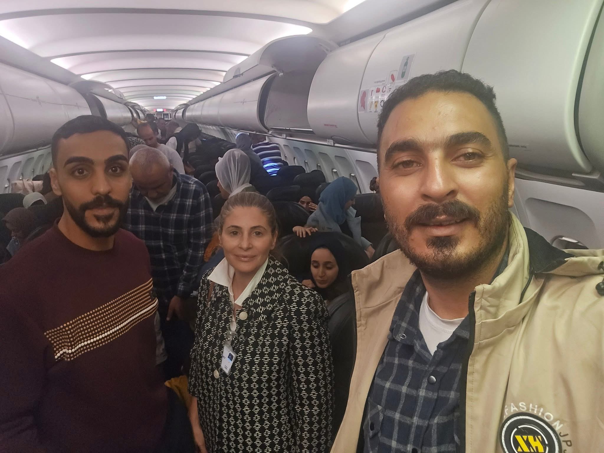 مجموعة من الفلسطينيين الذين سمح بدخولهم الى جنوب أفريقيا (أكس)