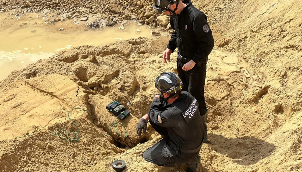 قرب باريس... تفجير قنبلة من الحرب العالمية الثانية! (صور)