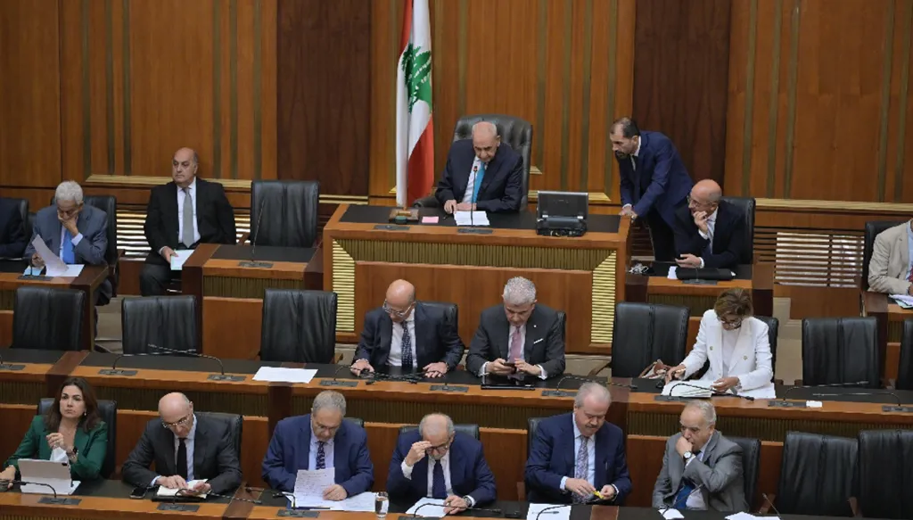 إشكال وتدافع داخل مجلس النواب اللبناني (فيديو)